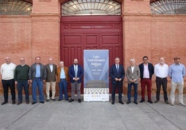 Salado, con representantes de colectivos taurinos, en la presentación del cartel del acto.