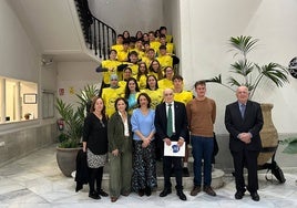 Representantes institucionales y voluntarios, este miércoles en la presentación de la Gran Recogida 2024.