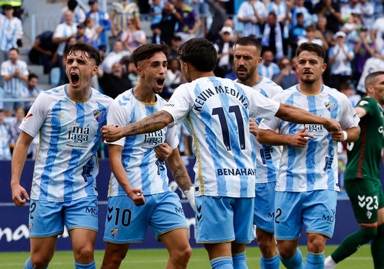 Los jugadores del Málaga celebran el gol de Larrubia frente al Eibar.