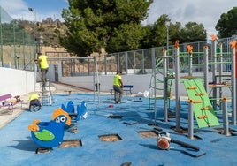 Imagen del nuevo parque infantil que se está montando en la pedanía nerjeña de Maro.