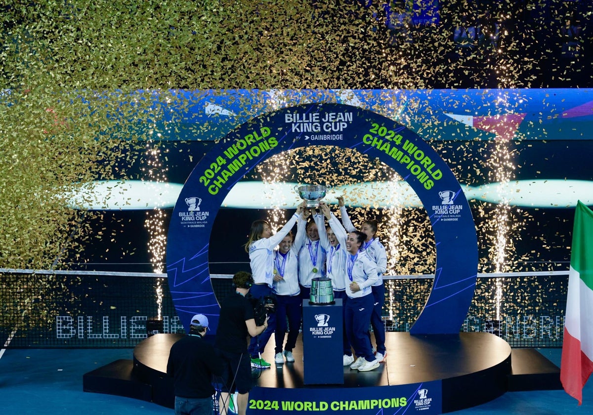 Las jugadoras italianas y su capitana, Tatiana Garbin, con el trofeo de la Billie Jean King Cup.