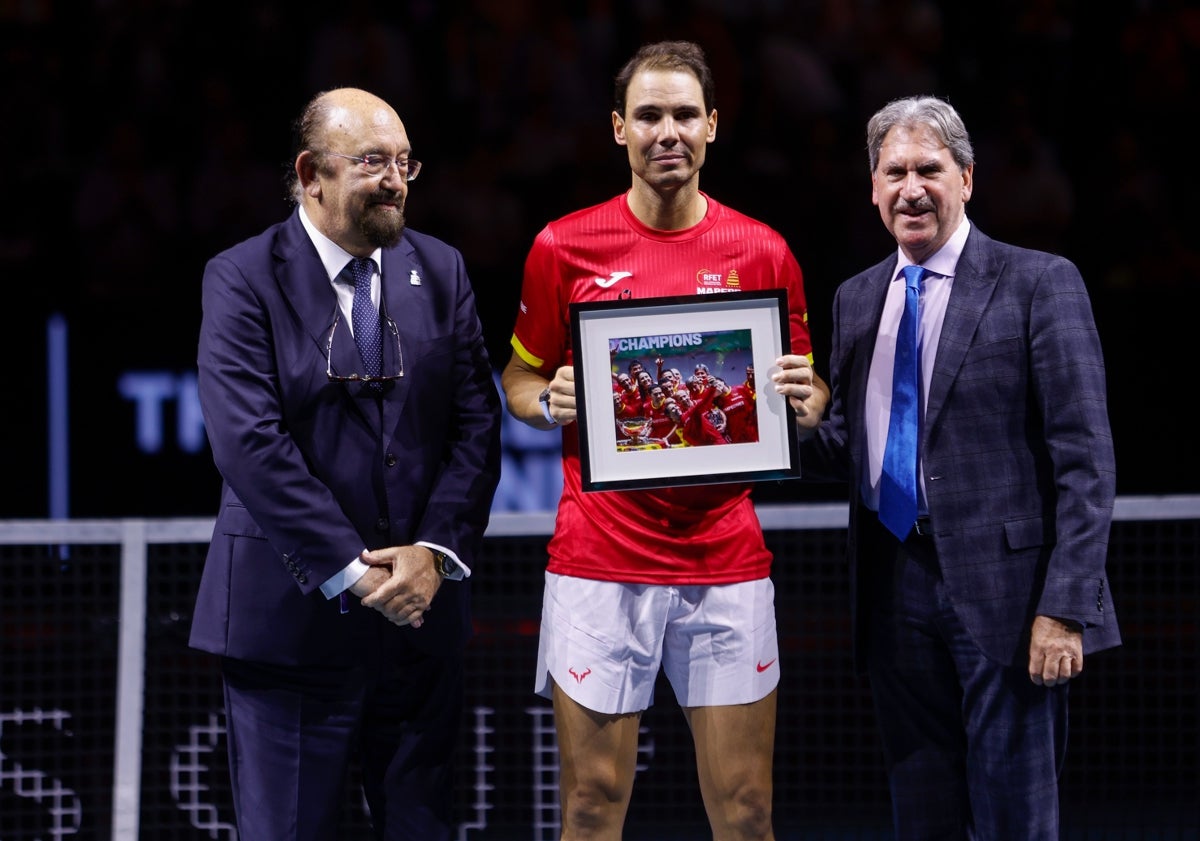 Imagen principal - Arriba, MIguel Díaz y David Haggerty entregan un regalo a Nadal; debajo, el equipo español, en el acto de homenaje, y abajo, familiares de Nadal, emocionados.