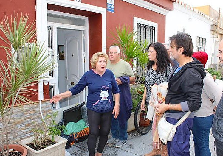 La portavoz de Con Málaga, Toni Morillas, visitando vecinos afectados por las lluvias.