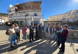 La delegada de la Junta, este jueves en Benamargosa, con alcaldes de la Axarquía.