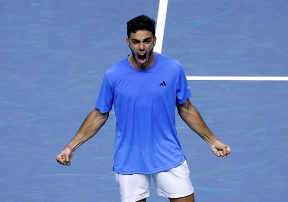 Fran Cerundolo celebra su victoria, el primer punto para Argentina en la serie de cuartos de final de la Copa Davis ante Italia.