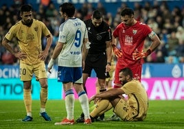 Galilea cae lesionado en el partido en La Romareda frente al Zaragoza.