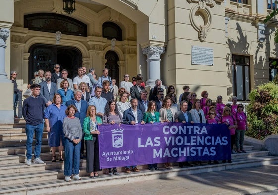 Minuto de silencio contra víctimas de la violencia machista en la escalinata principal del Ayuntamiento de Málaga, en una imagen de archivo.