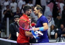 Djokovic y Nadal, antes de abrazarse.