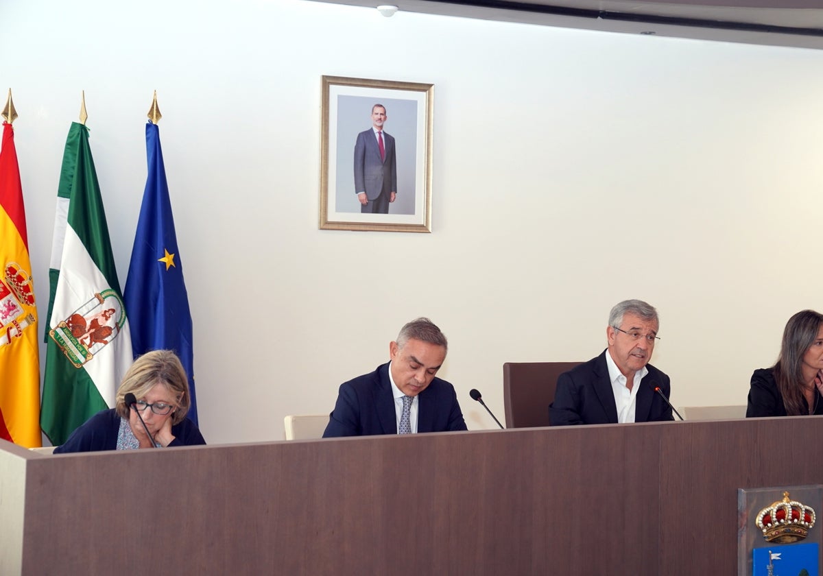 El alcalde, José María García Urbano, en el pleno de Estepona.