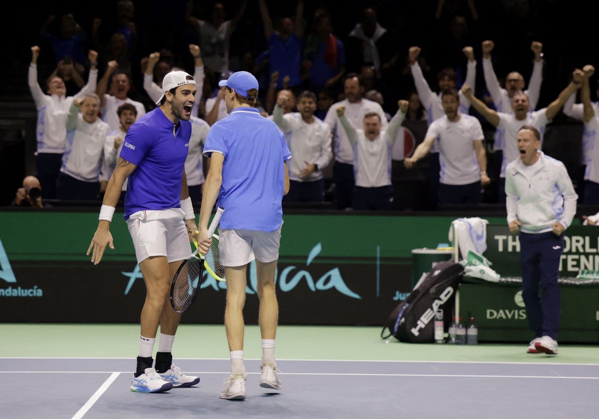 Matteo Berrettini y Jannik Sinner celebran el pase Italia a semifinales de la Copa Davis tras ganar el partido de dobles este jueves en Málaga.