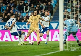 Julen Lobete se dispone a golpear el balón en el Zaragoza-Málaga del pasado domingo.