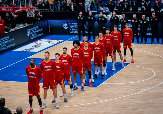 Los jugadores de la selección, durante el himno nacional