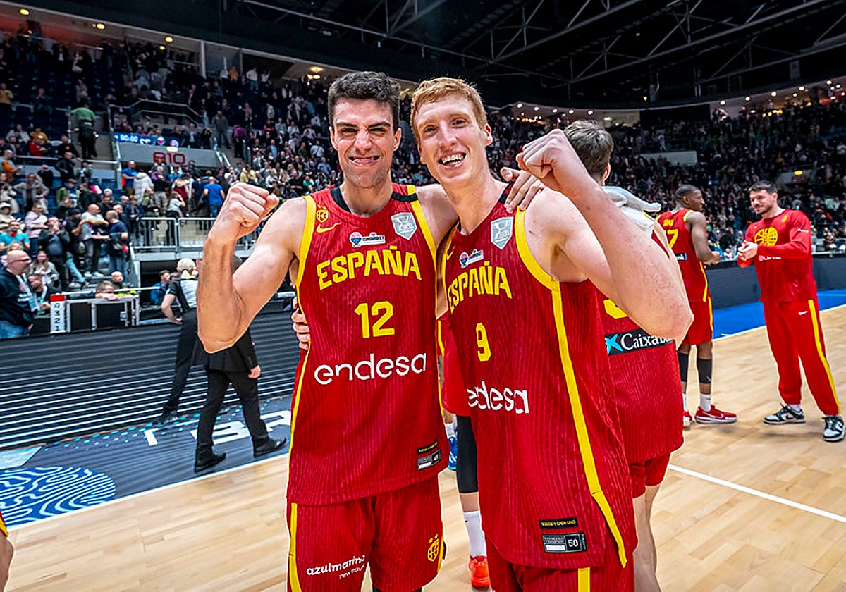 Alocén y Alberto Díaz celebran la victoria ante Eslovaquia.