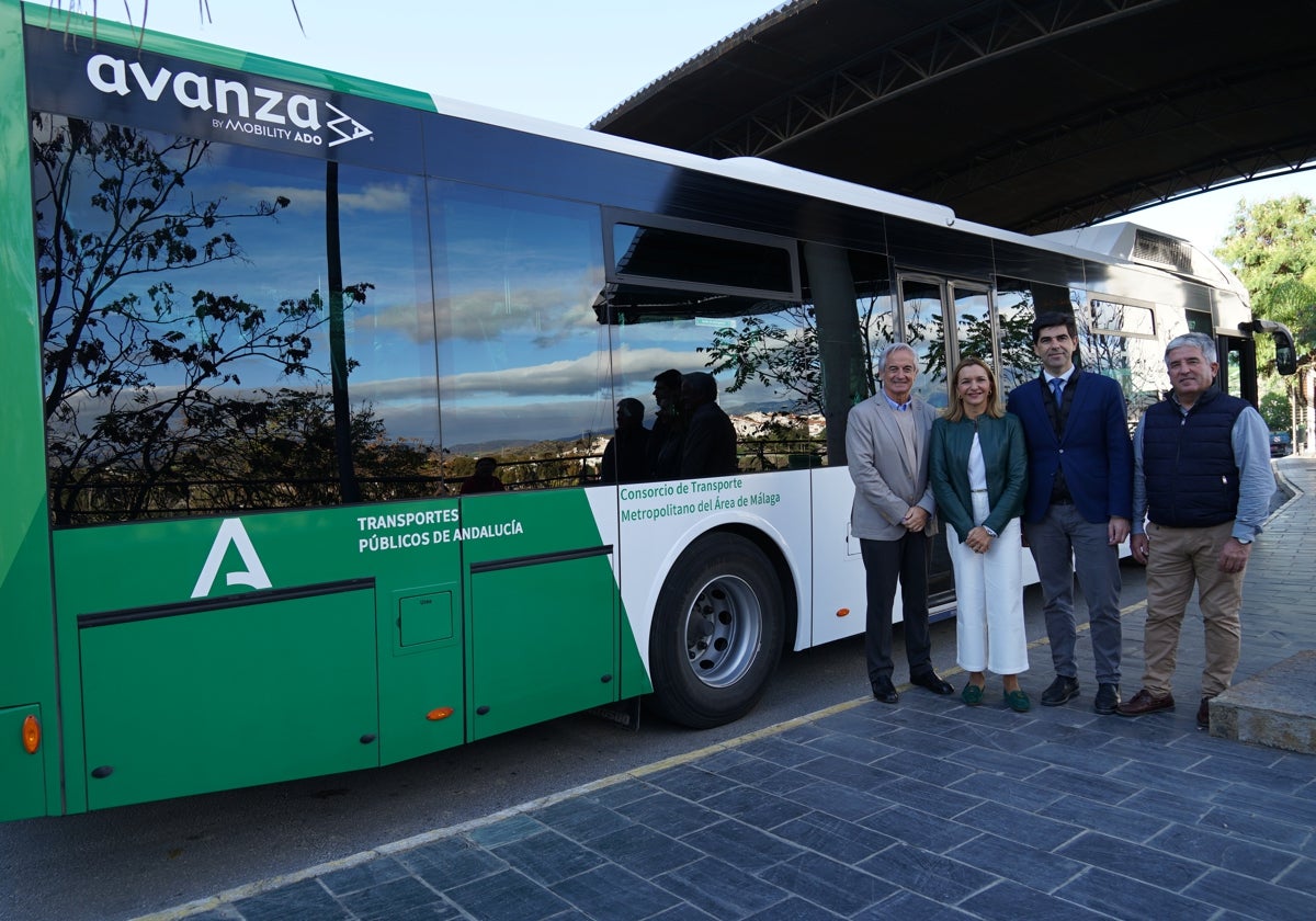 Representantes del Ayuntamiento de Coín, la Junta de Andalucía y el Consorcio de Transportes del Área Metropolitana de Málaga presentan el nuevo autobús de la línea M-167B.