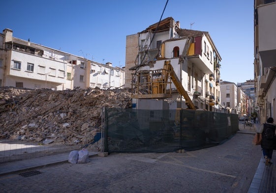 Ya se ha iniciado el derribo de parte de los edificios de los Callejones en calle Malpica.