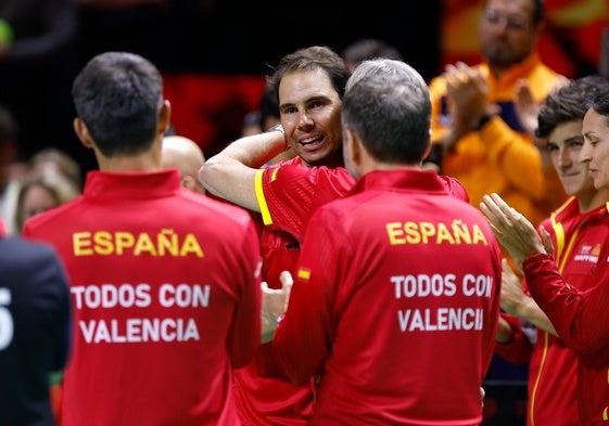 Los componentes del equipo español de Copa Davis abrazan a Nadal, emocionado, la madrugada del miércoles.