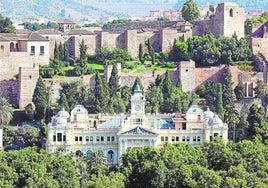 El Ayuntamiento de Málaga con la Alcazaba al fondo.