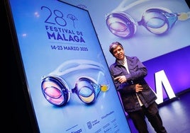 Javier Díaz Garrido, junto al cartel del festival.