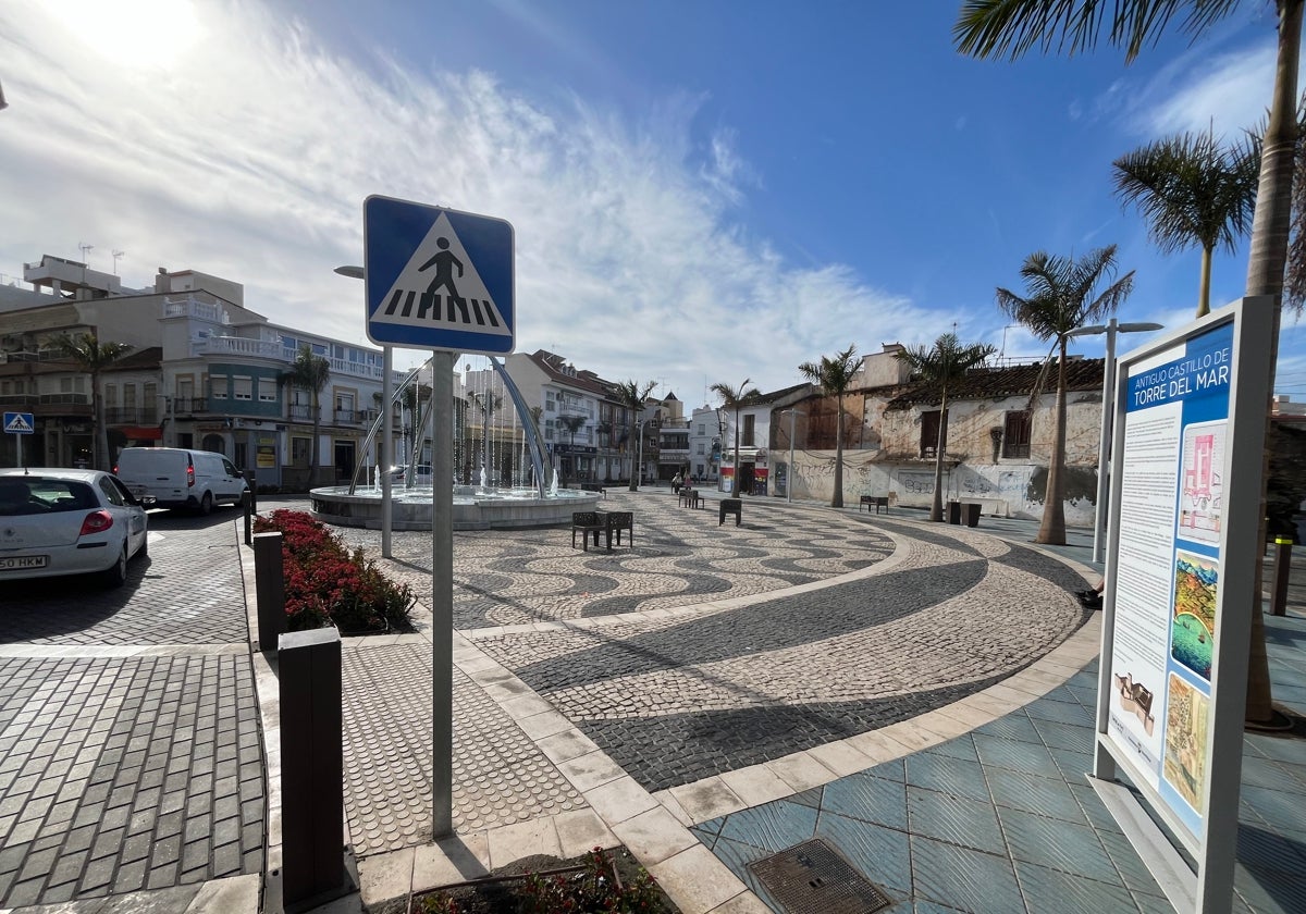 Imagen de la plaza de la Axarquía de Torre del Mar, donde se ubican los restos del antiguo castillo.