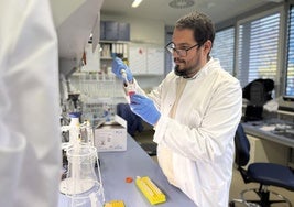 Cristian Prieto García, esta semana en el laboratorio de la Universidad Goethe, en Fráncfort.