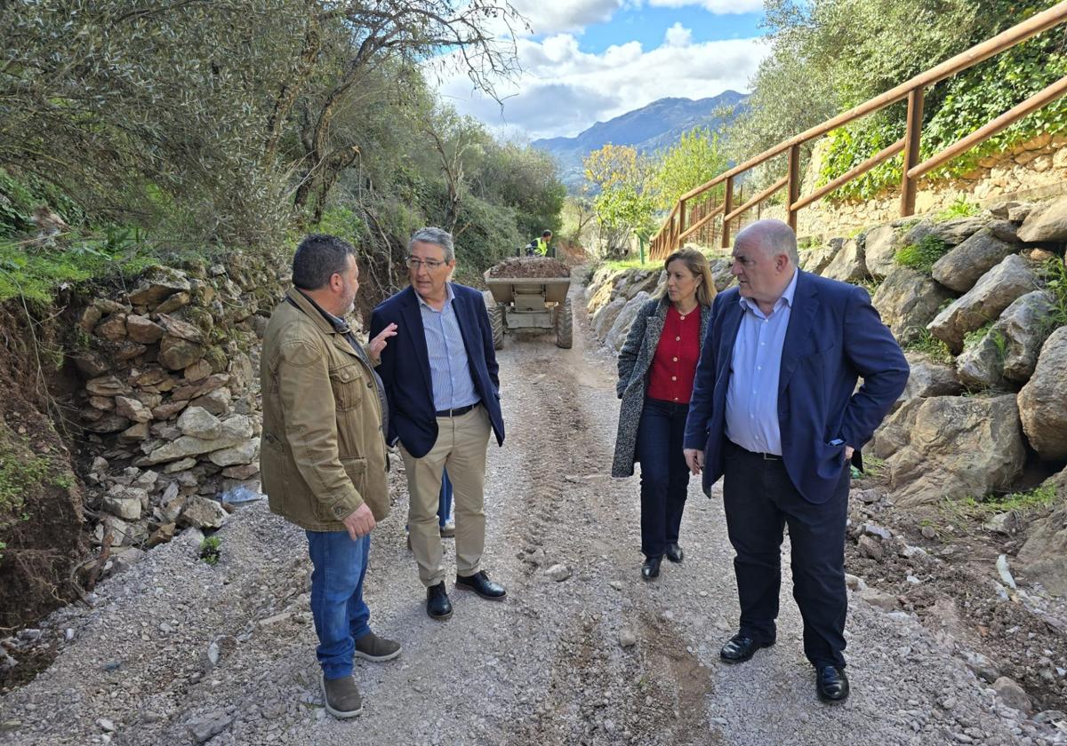 Por la derecha, Marmolejo, Martínez, Salado y Lobo, en el cauce que se desbordó.