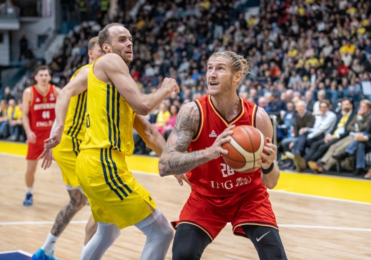 Osetkowski trata de anotar ante Andersson en el partido ante Suecia.