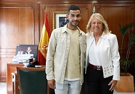 La alcaldesa, Ángeles Muñoz, ha recibido en el Ayuntamiento al triatleta 'Juanan' Gómez.