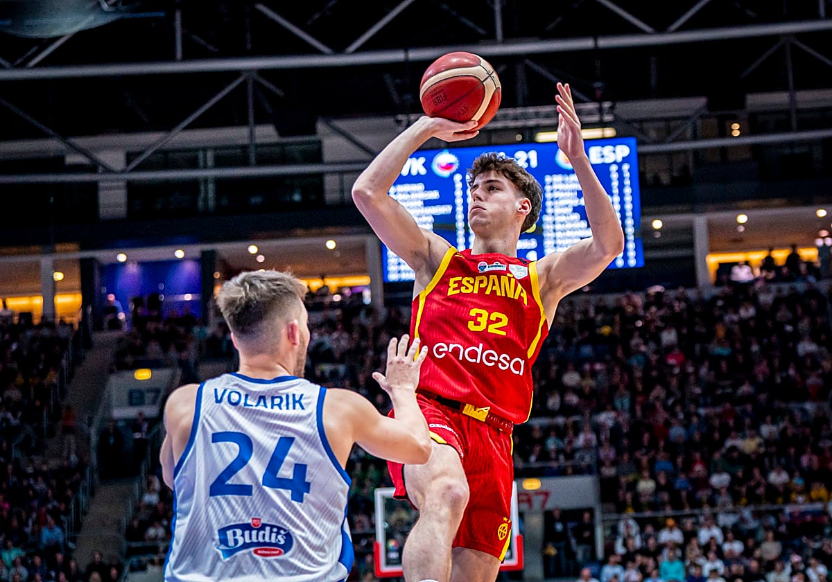 Mario Saint-Supéry lanza a canasta ante Volarik en la primera parte del partido.