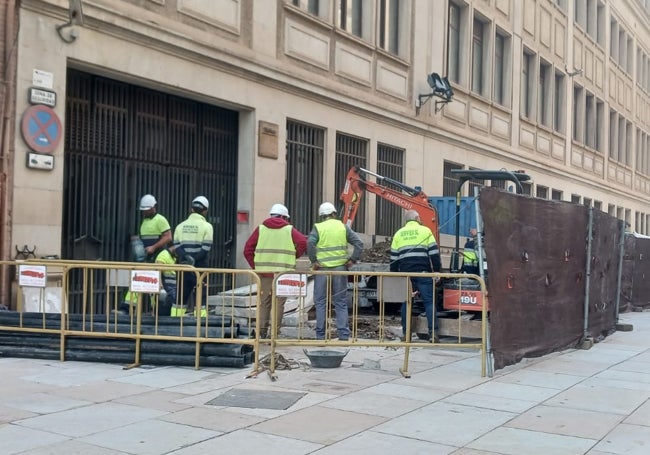 Obras de canalizaciones para la sala de equipos que Telefónica va a mantener en el edificio.