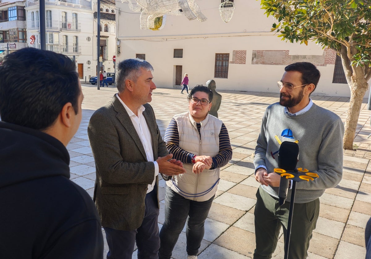 Ediles y alcaldes del PSOE en la Axarquía, este viernes en la plaza de Las Carmelitas de Vélez-Málaga.