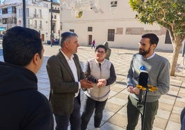 Ediles y alcaldes del PSOE en la Axarquía, este viernes en la plaza de Las Carmelitas de Vélez-Málaga.