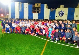 Imagen de los dos equipos posando en el Vivar Téllez.