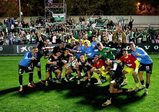 Los jugadores del Antequera celebran la victoria ante el Betis junto a sus aficionados.