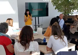 La diseñadora Coco Dávez, ayer, en el Centro Cultural Mirador del Carmen de Estepona.