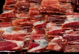 Saqueo ibérico: roban 400 jamones de bellota y 500 cañas de lomo en Huelva