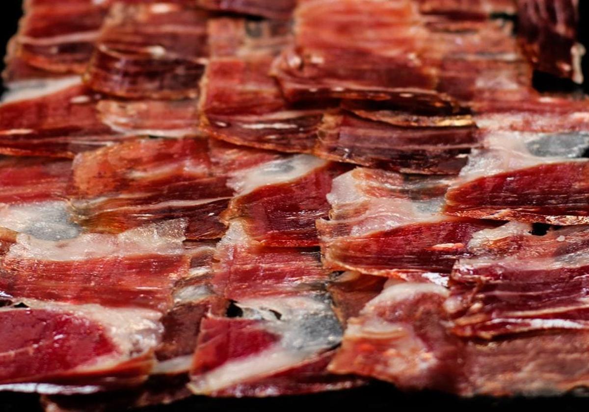 Saqueo ibérico: roban 400 jamones de bellota y 500 cañas de lomo en Huelva