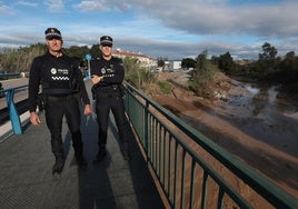 Los agentes Juan Carlos Campos y David Aguilar en el puente del río de Campanillas.