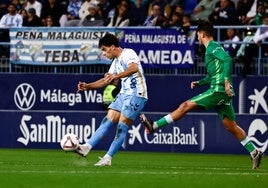 Lobete golpea el balón durante el partido de este sábado en la Rosaleda.