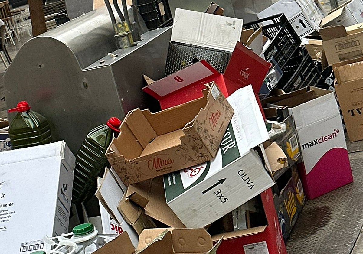 Desperdicios cerca de las terrazas en la Plaza Uncibay.