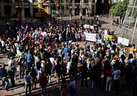 Cientos de personas en la plaza de la Constitución durante la concentración.