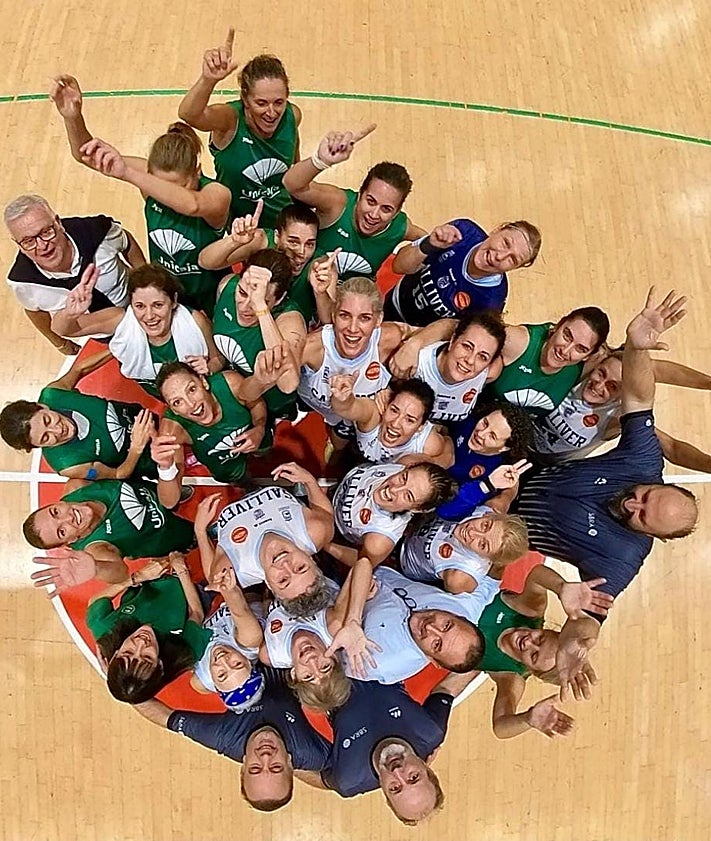Imagen secundaria 2 - El Unicaja femenino +50 y el Chiringuito Larry masculino +45, vencedores del Torneo MAMBAbasket de Murcia