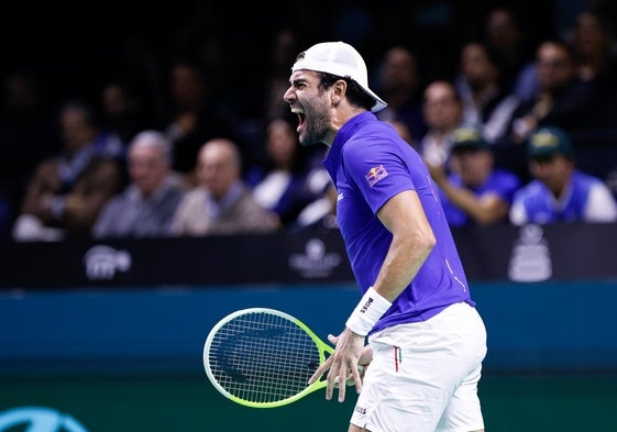 Matteo Berrettini, eufórico en la pista tras la victoria ante Botic van de Zandschulp este domingo en el Martín Carpena.