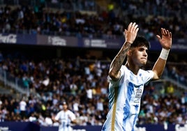 Antoñito pide ánimos a la afición del Málaga tras su ocasión de gol frente al Racing.