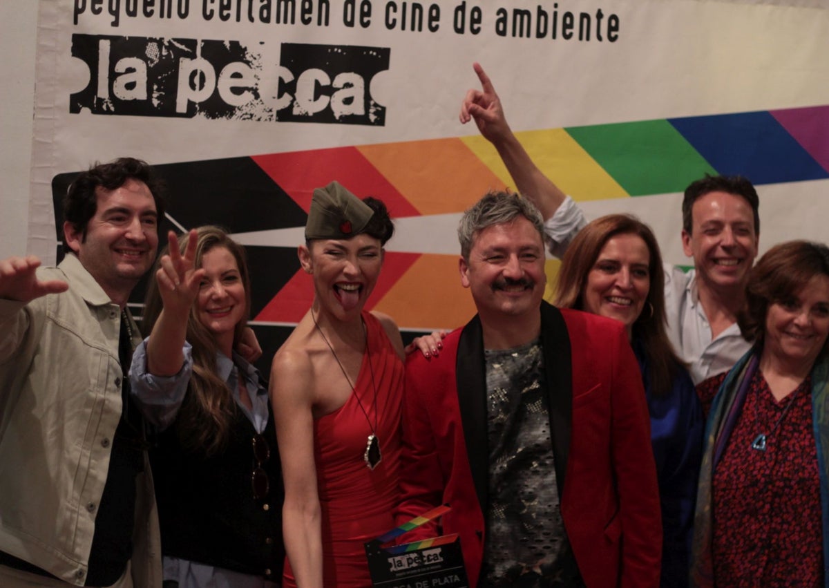 Imagen secundaria 1 - Arriba. Cortos premiados, jurado, junta directiva y staff de La Pecca. Abajo izquierda. Equipo de 'Fuck Off, cortometraje ganador de La Pecca de plata. Abajo derecha. Presentadores del certamen con la bandera LGTBI. 