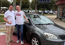 Florencio Arias junto al Toyota Auris que ha donado.