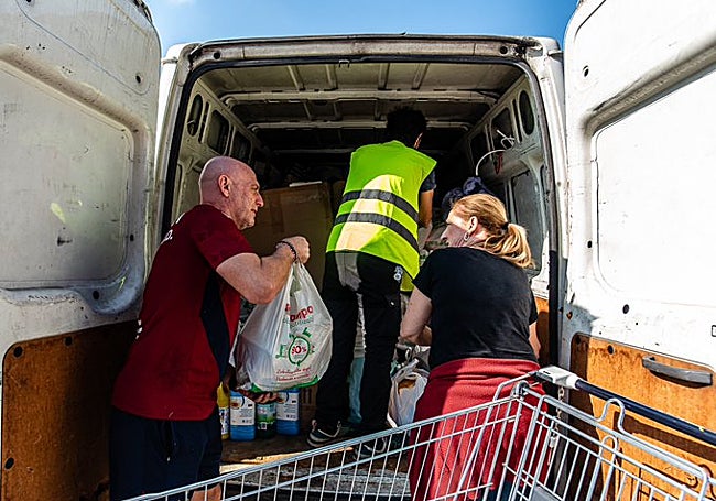 Julián Calero ayuda en tareas logísticas durante los días posteriores a la DANA.