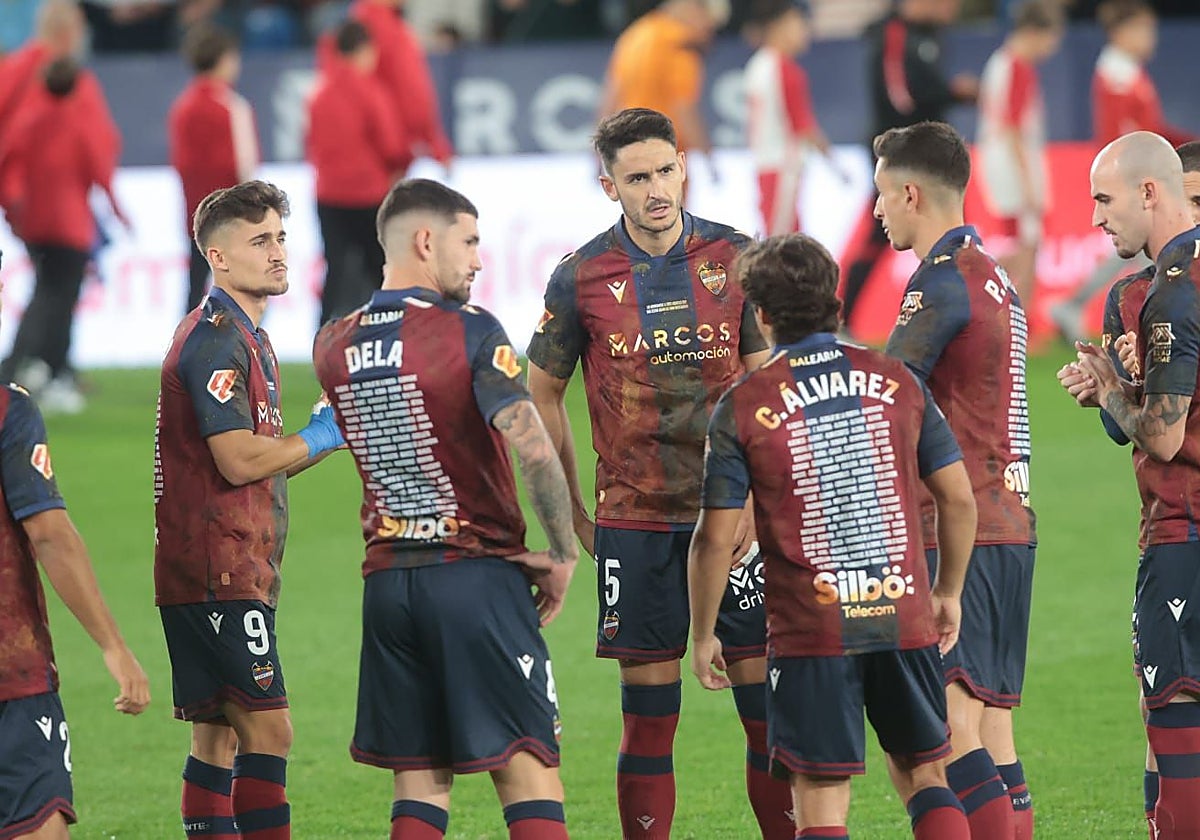 Los jugadores del Levante saltaron al campo con camisetas embarradas ante el Elche.