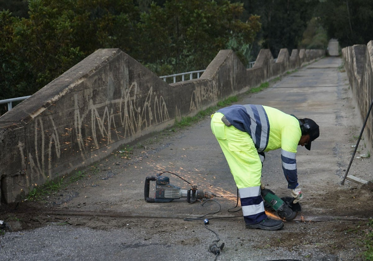 Comienzan las obras de emergencia en el puente del río Pereilas de Coín tras los destrozos ocasionados por el temporal