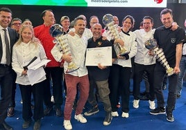 Juanma Guerrero, en el centro, este lunes tras recibir su diploma en la ciudad italiana de Longarone.