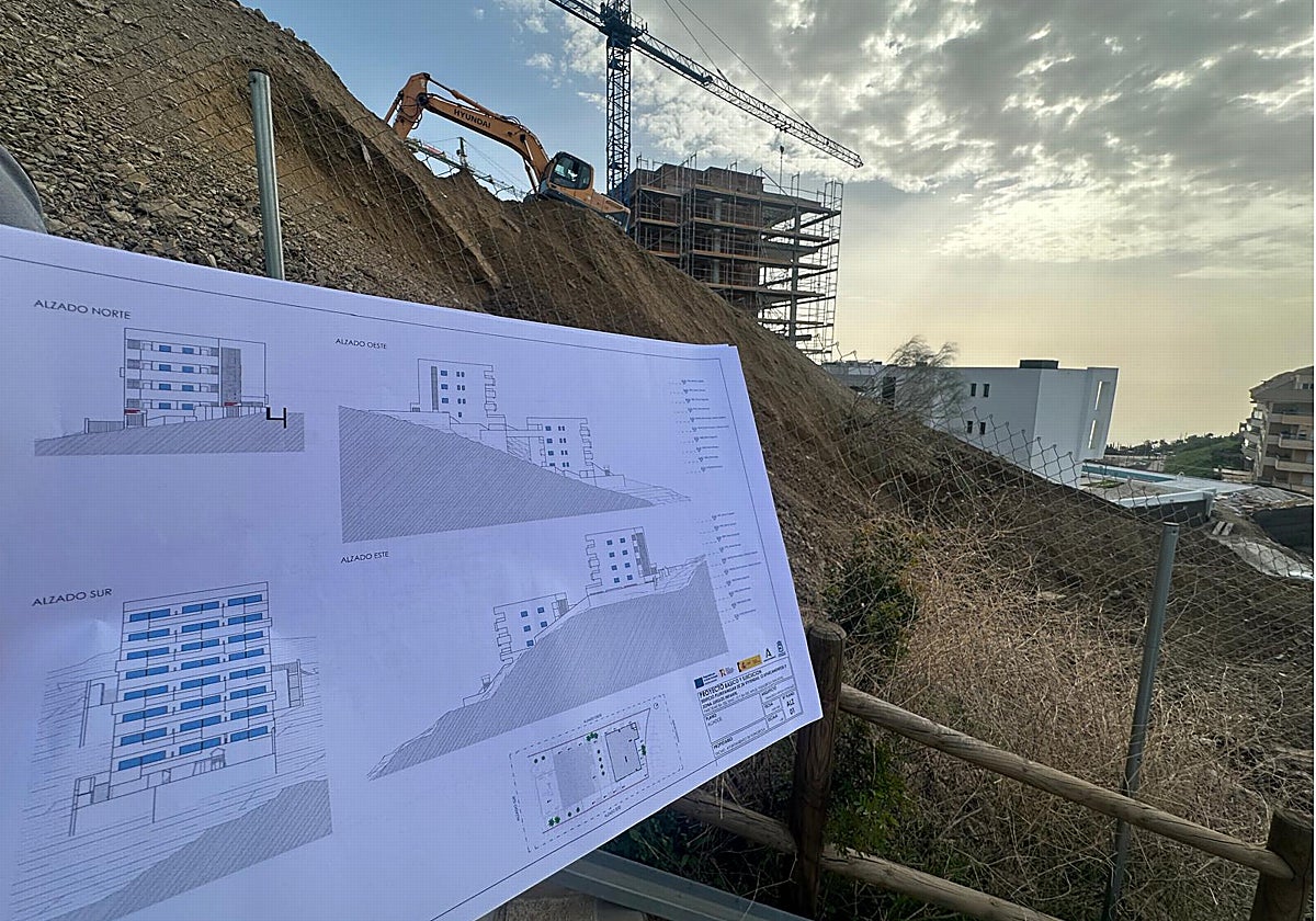 Plano de la promoción de viviendas, situado junto a los terrenos donde ya han comenzado las obras.